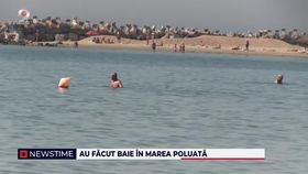 VIDEO Panică la Constanța. O pată misterioasă de culoare neagră a apărut în Marea Neagră